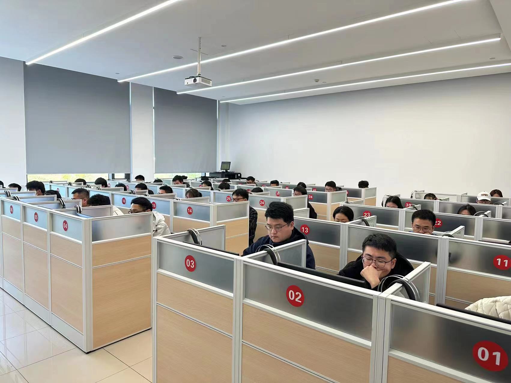 華東管理局在航空產(chǎn)學(xué)研基地開(kāi)展2023年度管制員、情報(bào)員執(zhí)照考試